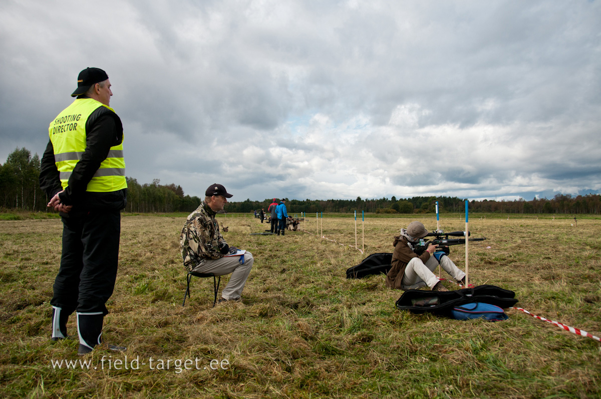 0020   Kohtunik pingsalt jalgimas esimesi laskureid